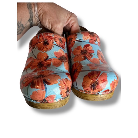 Dansko Floral Leather Clogs Women's Size 8 39 Blue Orange Flowers Shoes - Picture 5 of 14